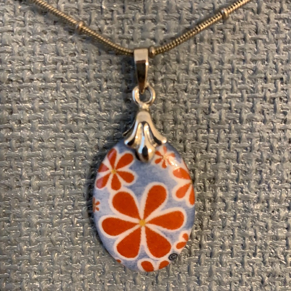 Vintage 18” Oval Flower Pendant Necklace